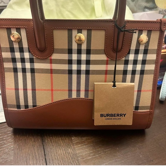 Selling this all baby tittle purse in good condition brand new ! - Picture 1 of 7